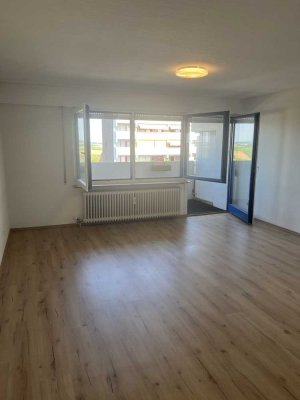 Geschmackvolle 1-Raum-Wohnung mit Balkon und Einbauküche in Hirschlanden (Ditzingen)