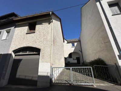 Renovierungsbedürftiges Einfamilienhaus mit Balkon, Terrasse, Innenhof, Garage  und  gro