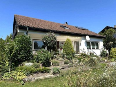 Großes Einfamilienhaus mit Einliegerwohnung ruhig gelegen, mit unverbautem Weitblick