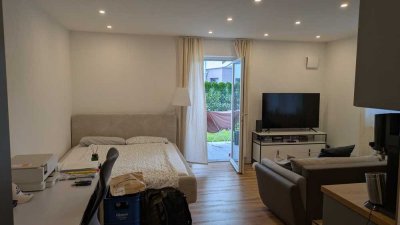 Neue hochwertige barierearme teilmöblierte 1 - Zimmerwohnung mit Einbauküche und 90qm Gartenanteil