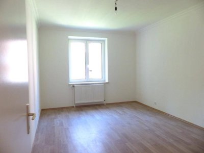 "Helle 3-Zimmerwohnung im Hochparterre mit Gemeinschaftsgarten - WG-tauglich"