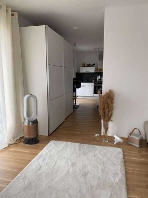 AKS: 2-Zimmer-Wohnung mit Dachterrasse, Einbauküche & Stellplatz!!