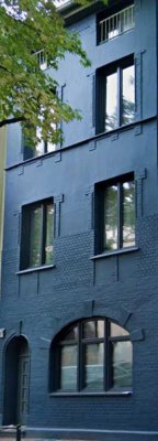 Großzügig sanierte Altbauwohnung im Design-Stil mit offener Wohnküche & Garten – zentral gelegen!