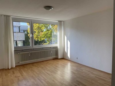 NUR FÜR EINZELPERSON! 1-Zimmer-Wohnung (35 m2) mit EBK, Bad/WC, Keller/Außenstellplatz in Sillenbuch