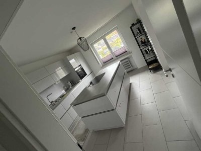 Modernisierte 7-Raum-Wohnung mit Balkon und Einbauküche in Siegen
