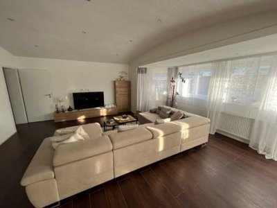 QUALITATIV HOCHWERTIGE ERDGESCHOSSWOHNUNG MIT ÜBERDACHTER TERRASSE UND STELLPLATZ
