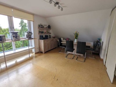 schöne und helle 3-Zimmer-Maisonette-Wohnung mit Balkon und Fernsicht