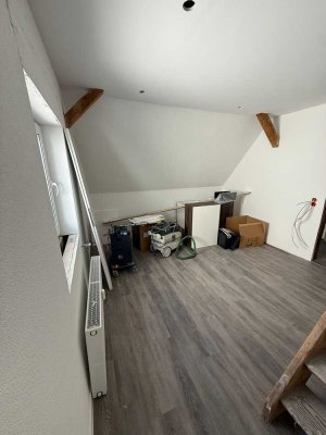 � Kernsanierte 3,5-Zi.-Maisonettewohnung mit Einbauküche & Klima – zentral in Uhingen!