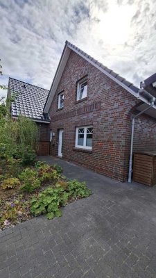 Von Privat: 4-Zimmer-Doppelhaushälfte mit moderner Innenausstattung und EBK in Großefehn