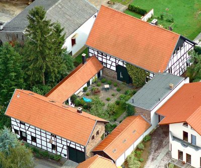 Schöne 2-Zimmer-Wohnung mit Balkon, Terrasse und Gartenanteil im romantischen Vierkanthof