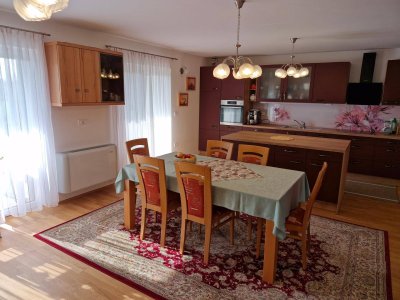 Neuwertige 3-Zimmer-Wohnung / DHH im Erdgeschoss eines Zweifamilienhauses mit zahlreichen Zusatzräumen
