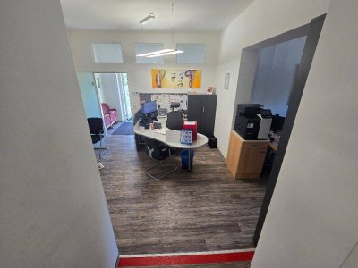 Keine Maklergebühren. Ansehen lohnt sich, beste Lage. Hier könnte ihre Praxis-/ Bürofläche, Therapiezentrum, Lager bzw. Wohnung - Generalsaniert entstehen