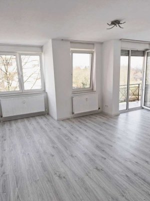 Einziehen & Losleben: Frisch renovierte 2-Zimmer-Wohnung mit Tiefgarage in KA-Oberreut