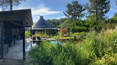 Topgepflegtes, einzigartig gestaltetes Haus mit parkähnlichem Garten, Schwimmteich und Doppelgarage