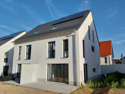 Neuwertige 5-Zi.-Doppelhaushälfte mit Einbauküche in Obertraubling