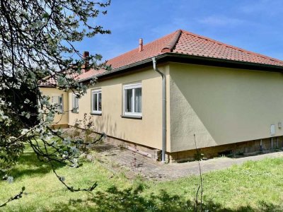 Grüne Oase mit überdachtem Pool – Bungalow auf großzügigem Grundstück in Heidenau!