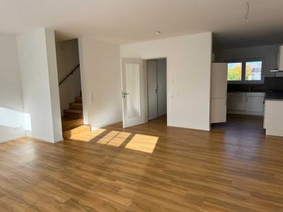 Eckreihenhaus mit 4 Zimmern auf ca. 119 m² Wohnfläche, zwei Carportstellplätze, Kellerraum