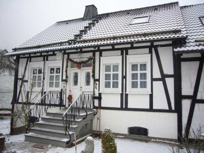 Gepflegte Doppelhaushälfte mit EBK & Garten in Kirchveischede