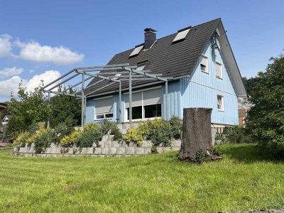 **Einfamilienwohnhaus in Feldrandlage mit herrlichem Fernblick auf großem Grundstück**