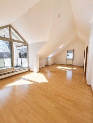 Helle Dachgeschosswohnung mit Süd-Terrasse & Blick ins Grüne