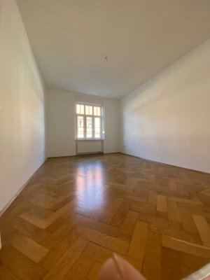 Wunderschöne 2-Zimmer Altbauwohnung mit Balkon und Wohnküche