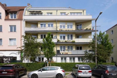 Gepflegte 2,5 Zimmerwohnung mit Balkon, Einbauküche und Garage in Nürnberg