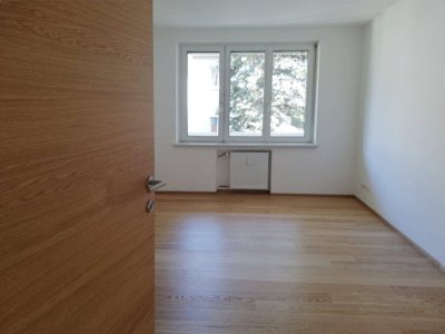 Kliniknähe: Renovierte 4-Zimmer-Wohnung mit Süd-Balkon