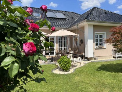 8,5 Kilometer bis zur Stadtgrenze Berlins: Modernes Traumhaus mit wunderschönem Garten und Pool.
