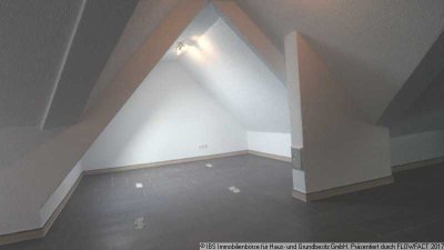 Ideal für Pendler, schicke kleine 2-Zimmer-Mietwohnung mit Einbauküche im Dachgeschoß
