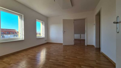 ZENTRAL & GEMÜTLICH unterm Dach + HOLZBALKEN + ab sofort