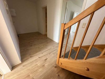 Nachmieter gesucht ! Wohnen über zwei Etage - 2 Bäder - NEUES Laminat  !