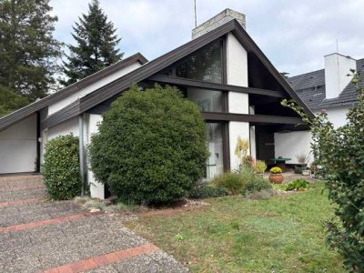 Freistehendes Architektenhaus mit Galerie, Kamin und Pool in Top Lage