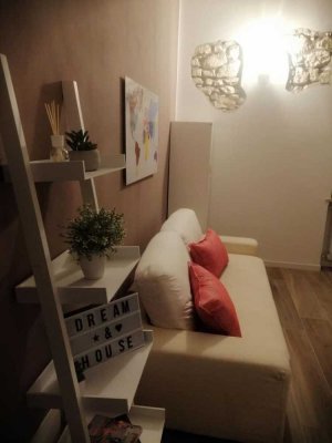 Exklusive, sanierte 2-Raum-Wohnung mit Einbauküche in Schwalbach am Taunus