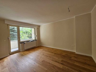 Erstbezug nach Kernsanierung: Stilvolle EG-Wohnung mit Terrasse,  Einbauküche und Balkon