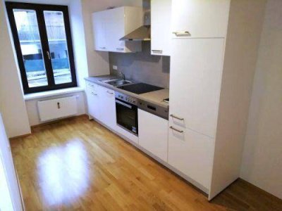 3 ZIMMER-Altbau + extra Küche möbliert mit Fenster + neuwertiges Bad mit Dusche / WC / Fenster!