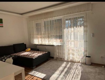 Gut geschnittene, helle Zwei-Zimmerwohnung mit Burgblick