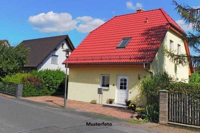 Aus Alt mach Neu: Einfamilienhaus mit Garage und Pkw-Stellplatz