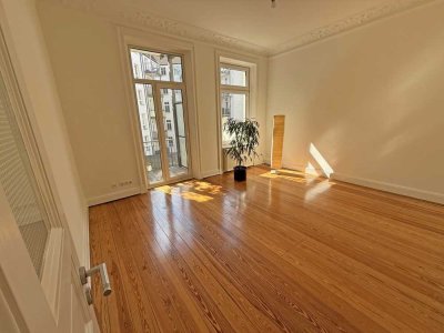 Zentral und doch so ruhig: Lichtdurchflutete, modernisierte 4-Zimmer-Altbauwohnung mit Westbalkon