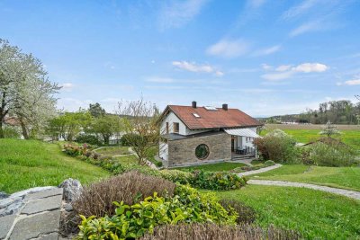 Hier will man leben: Architektenhaus mit tollem Grundstück in Ortsrandlage von Wilhelmsdorf