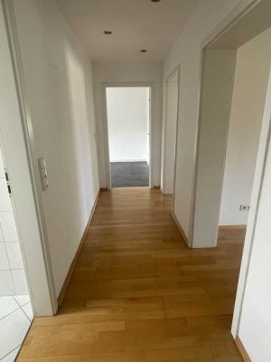 Helle und großzügige 2,5 Zimmer Wohnung mit Balkon