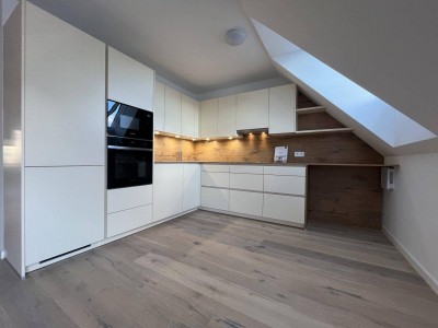 ZUM VERLIEBEN: EIN DACHGESCHOSS-TRAUM MIT BALKON - ERSTBEZUG!