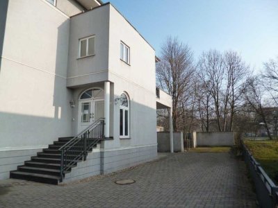 Trotha / großzügige 3 Zimmer Whg. mit 2 Stellplätzen zu vermieten!