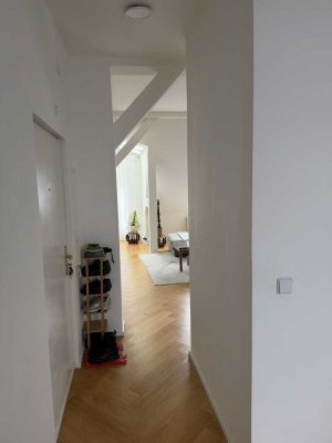Helle 100 m² Dachgeschosswohnung im Altbau (1905) – Saniert 2022, Fischgrätparkett