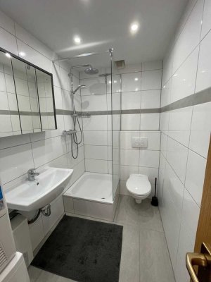 Sehr helle,moderne 2-Zimmerwohnung mit Einbauküche & Fußbodenheizung, ruhig- aber Zentral gelegen!