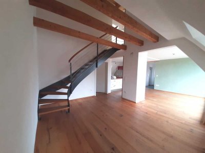 Helle 3-Zimmer-Maisonette-Wohnung mit Einbauküche und Loggia