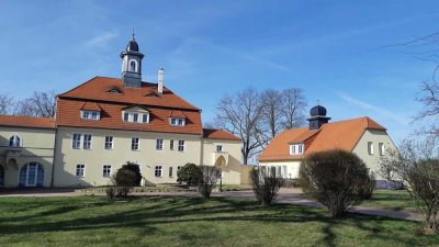 Schloss Lauben: Gepflegte Maisonette-Wohnung mit zwei Zimmern sowie Terrasse und EBK in Weinböhla