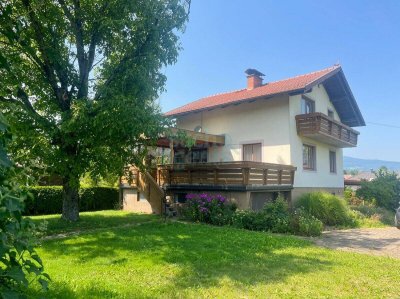 Renovierungsbedürftiges Einfamilienhaus mit Balkon und Terrasse auf großzügigem Grundstück