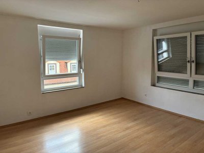 Ansprechende und modernisierte 2-Raum-Wohnung mit Balkon und Einbauküche in Aschaffenburg