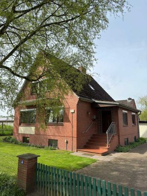 Einfamilienhaus mit großen Grundstück u. kleinem Nebengebäude sucht neue Mieter!
