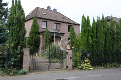 Zentral und grün gelegen in Ratingen Lintorf. Ideal für kleine Familie oder Berufspendler